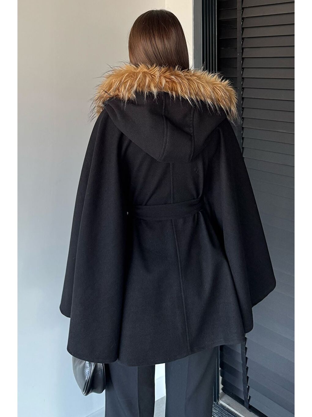 Siyah Kadın Kapüşonu Kürklü Bel Bağlamalı Panço-3