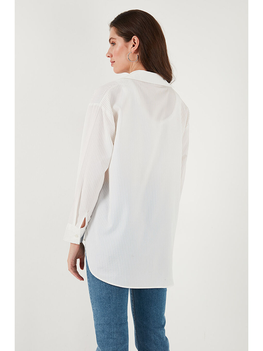 Beyaz Regular Fit Güpürlü Cep Detaylı Uzun Kollu Kadın Gömlek 6773215-6