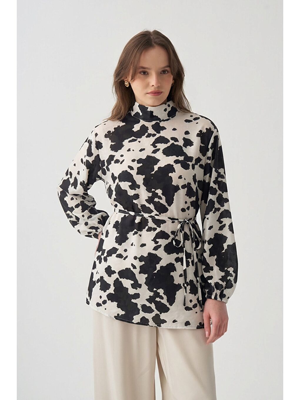 Siyah-Dalmaçya Desen Kemerli Bluz