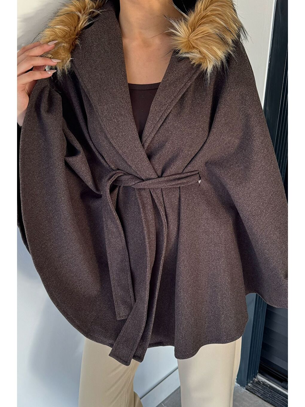 Kahverengi Kadın Kapüşonu Kürklü Bel Bağlamalı Panço-1