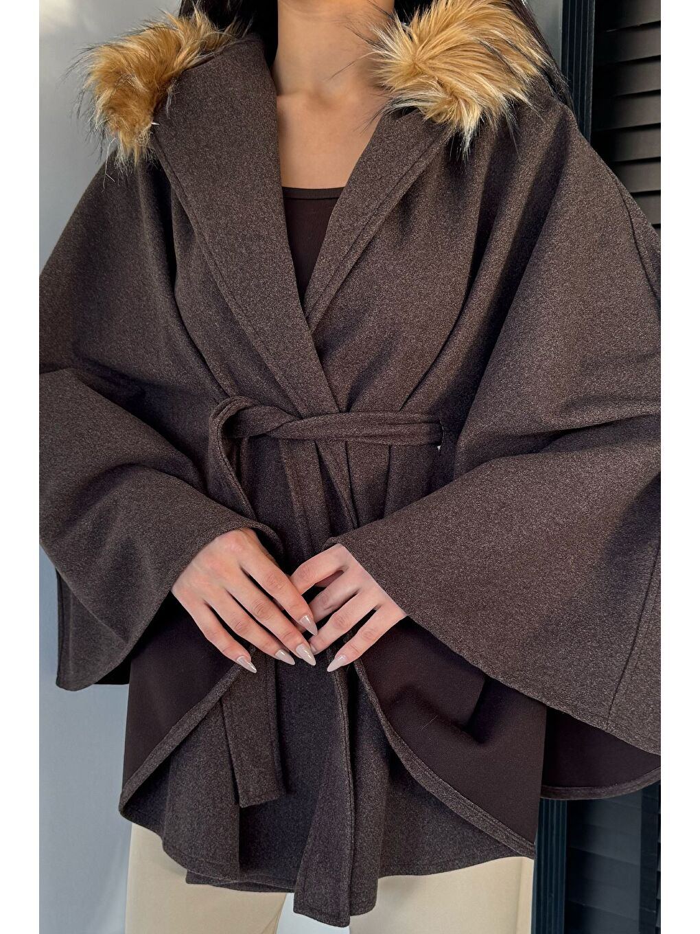 Kahverengi Kadın Kapüşonu Kürklü Bel Bağlamalı Panço-2