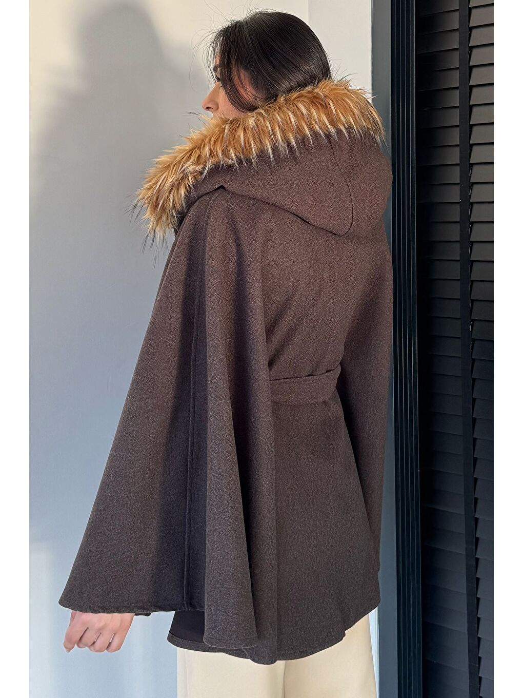 Kahverengi Kadın Kapüşonu Kürklü Bel Bağlamalı Panço-3
