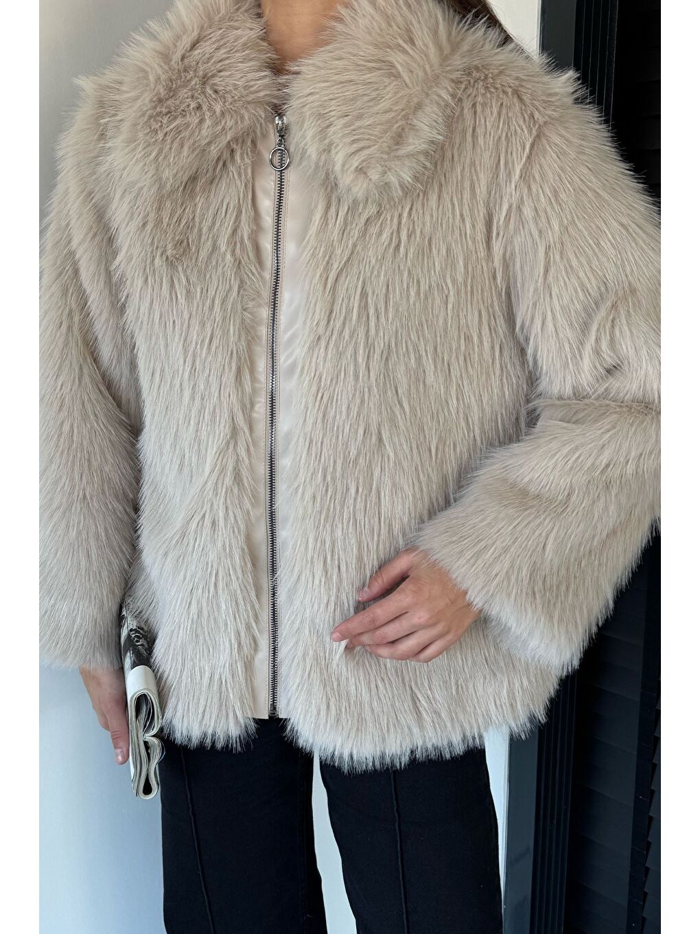 Bej Kadın Ön Fermuarlı Saçaklı Kürklü Mont