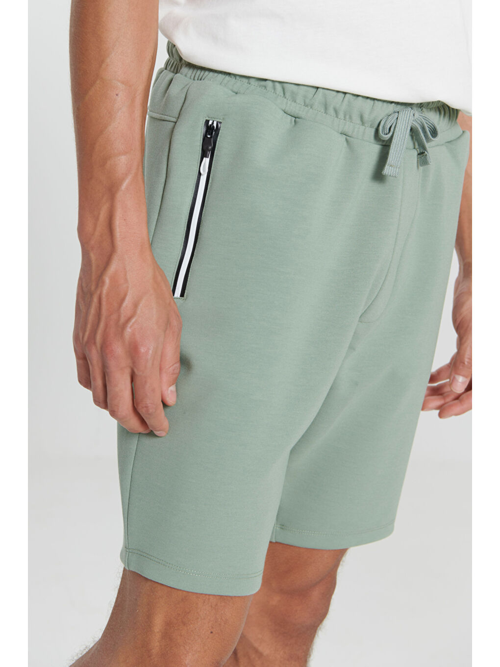 Erkek Taş Yeşili Standart Fit Normal Kesim Cepli Rahat Şort-3