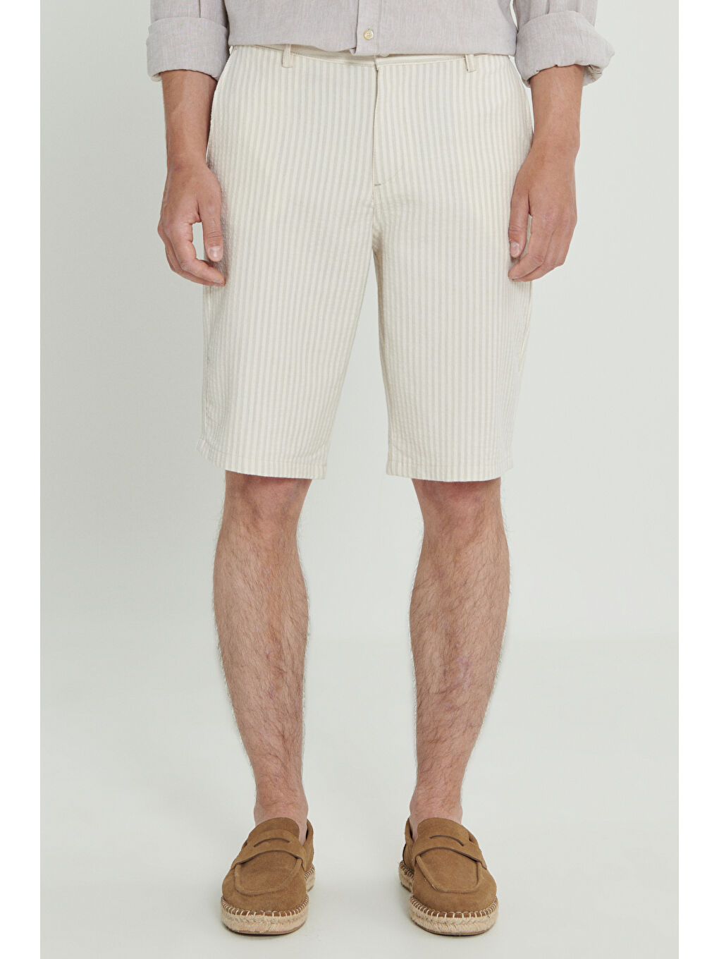 Erkek Gri-Ekru Comfort Fit Rahat Kesim %100 Pamuk Çizgili Yan Cep Şort