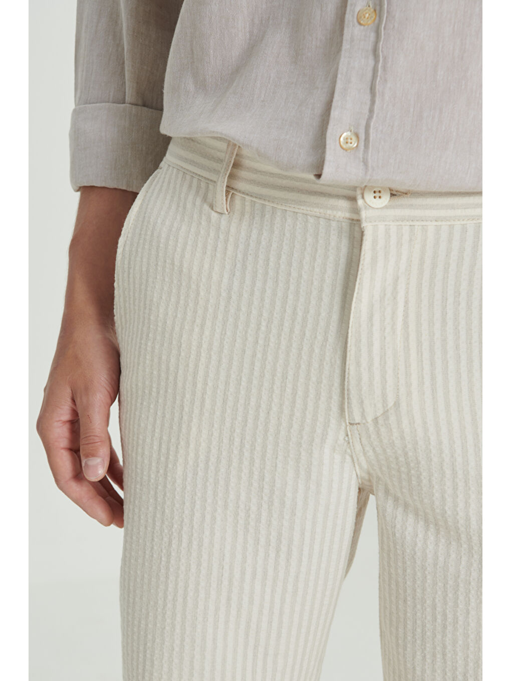 Erkek Gri-Ekru Comfort Fit Rahat Kesim %100 Pamuk Çizgili Yan Cep Şort-4