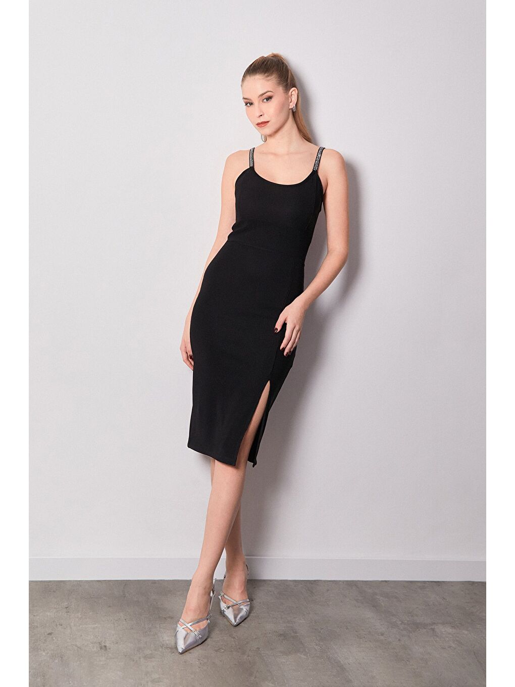 Siyah Fitilli Taş Detaylı Yırtmaçlı Elbise