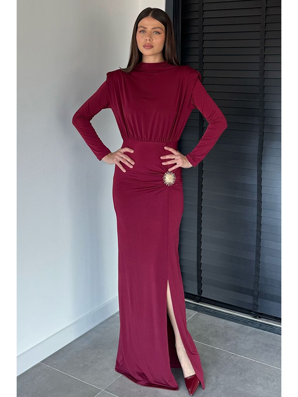 Bordo Kadın Omuz Vatkalı Büzgülü Aksesuarlı Elbise