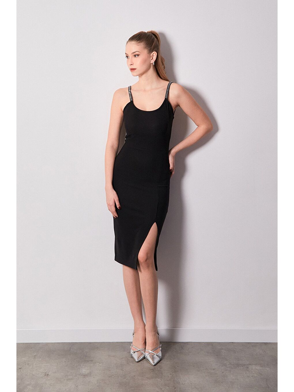 Siyah Fitilli Taş Detaylı Yırtmaçlı Elbise-2