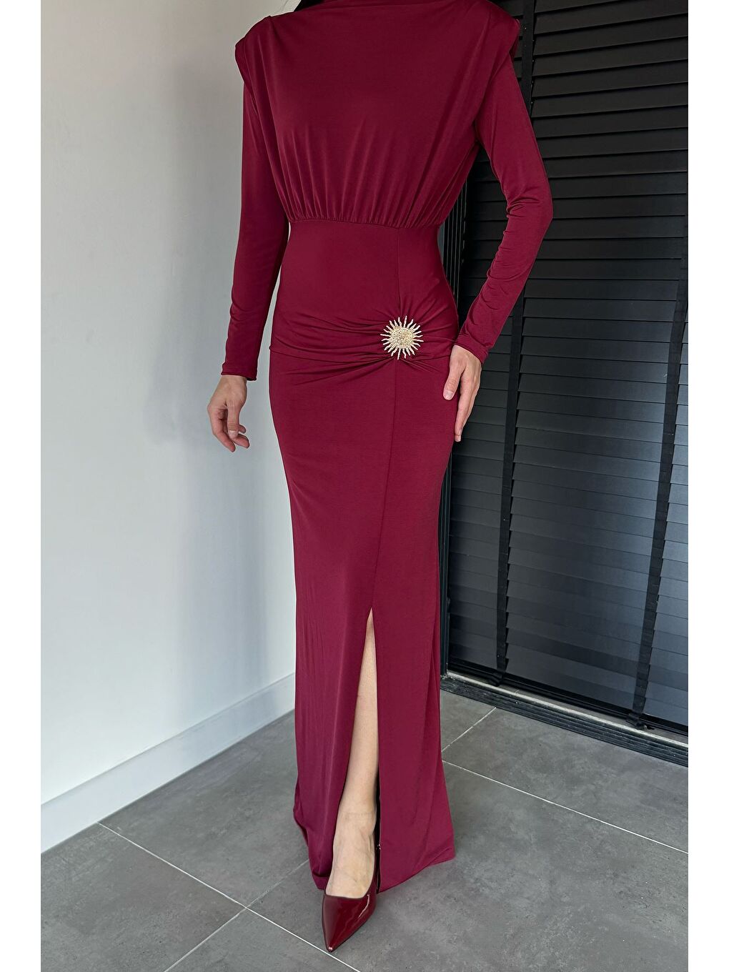 Bordo Kadın Omuz Vatkalı Büzgülü Aksesuarlı Elbise-1