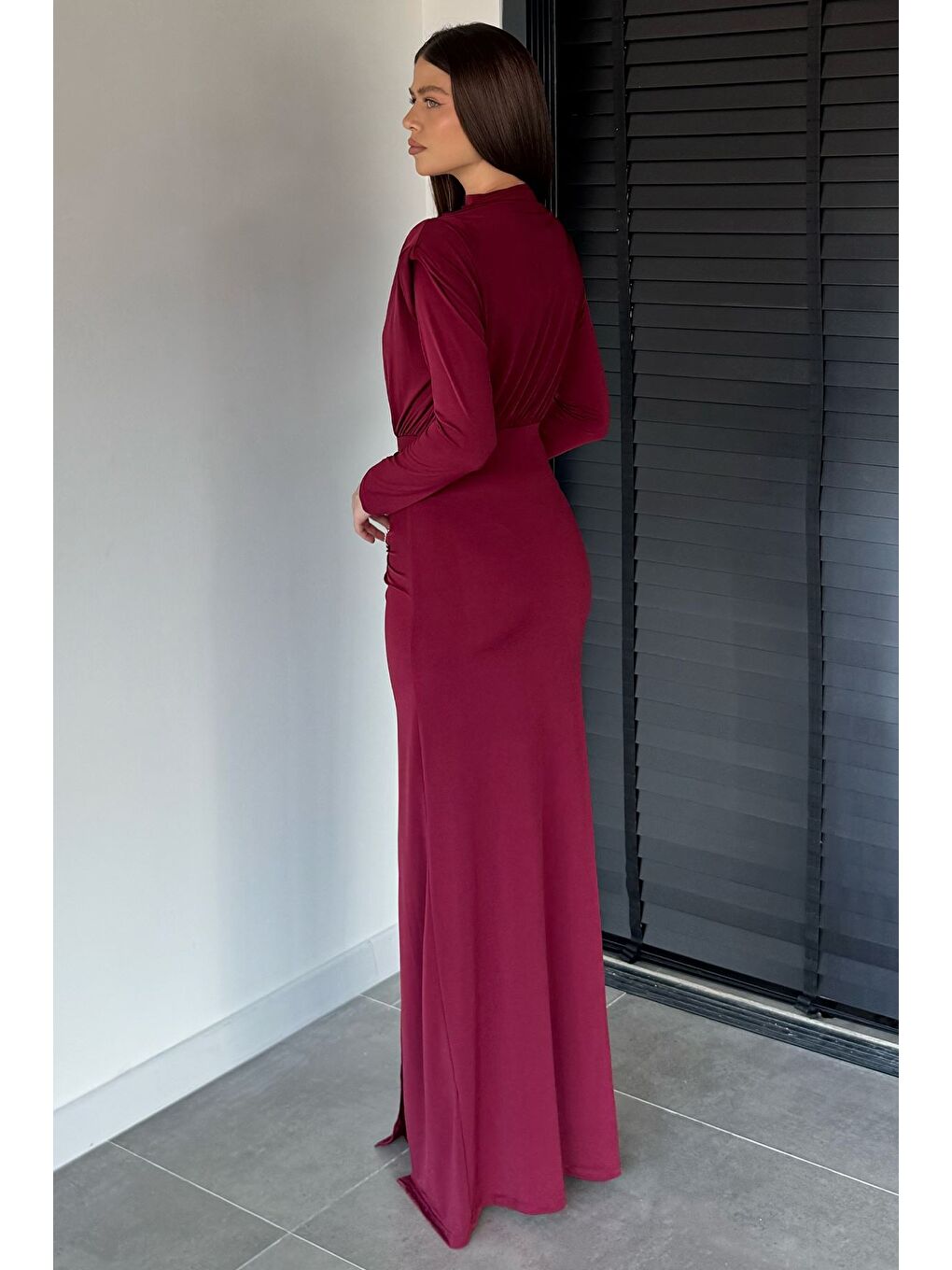 Bordo Kadın Omuz Vatkalı Büzgülü Aksesuarlı Elbise-3