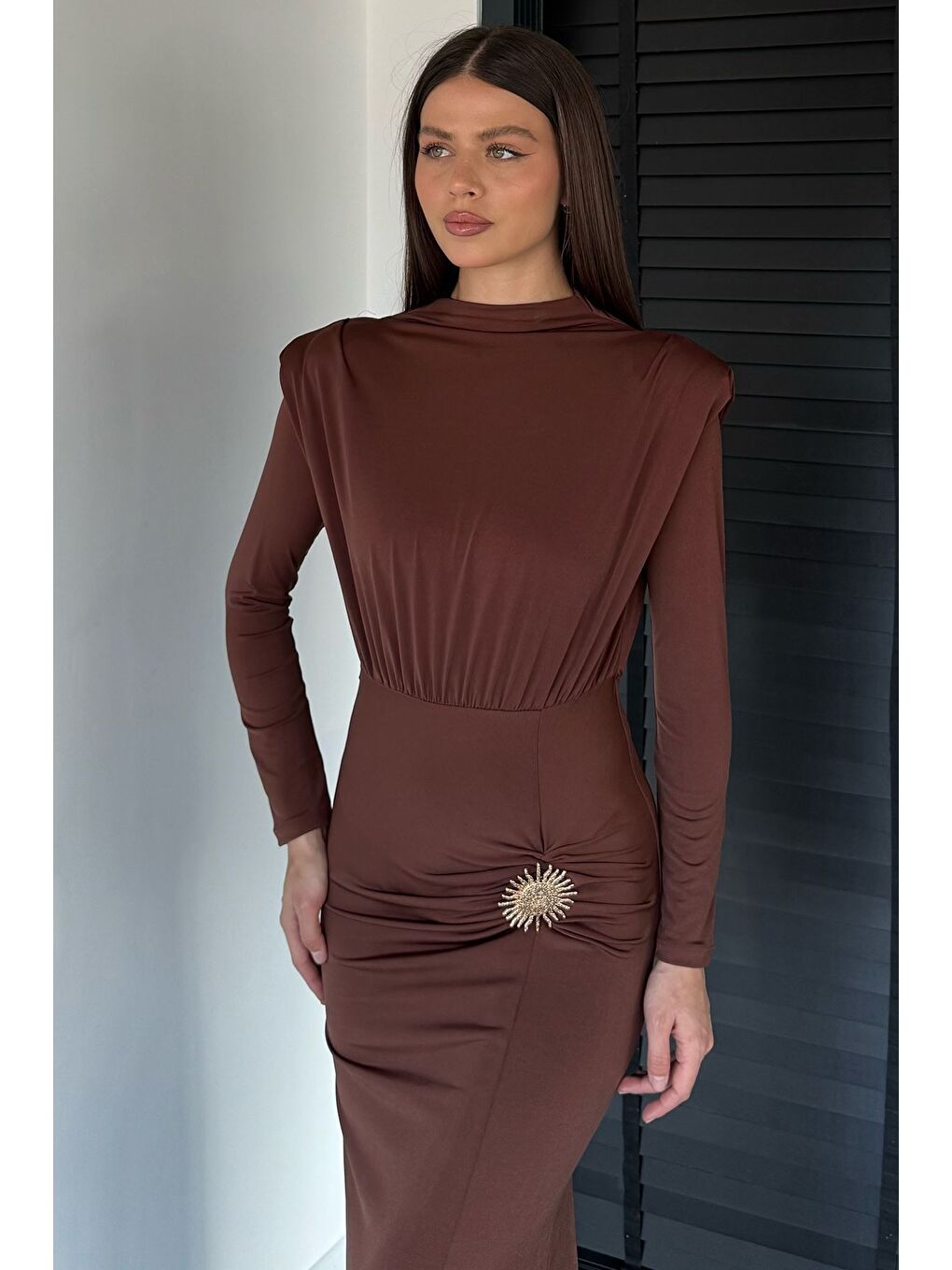 Kahverengi Kadın Omuz Vatkalı Büzgülü Aksesuarlı Elbise
