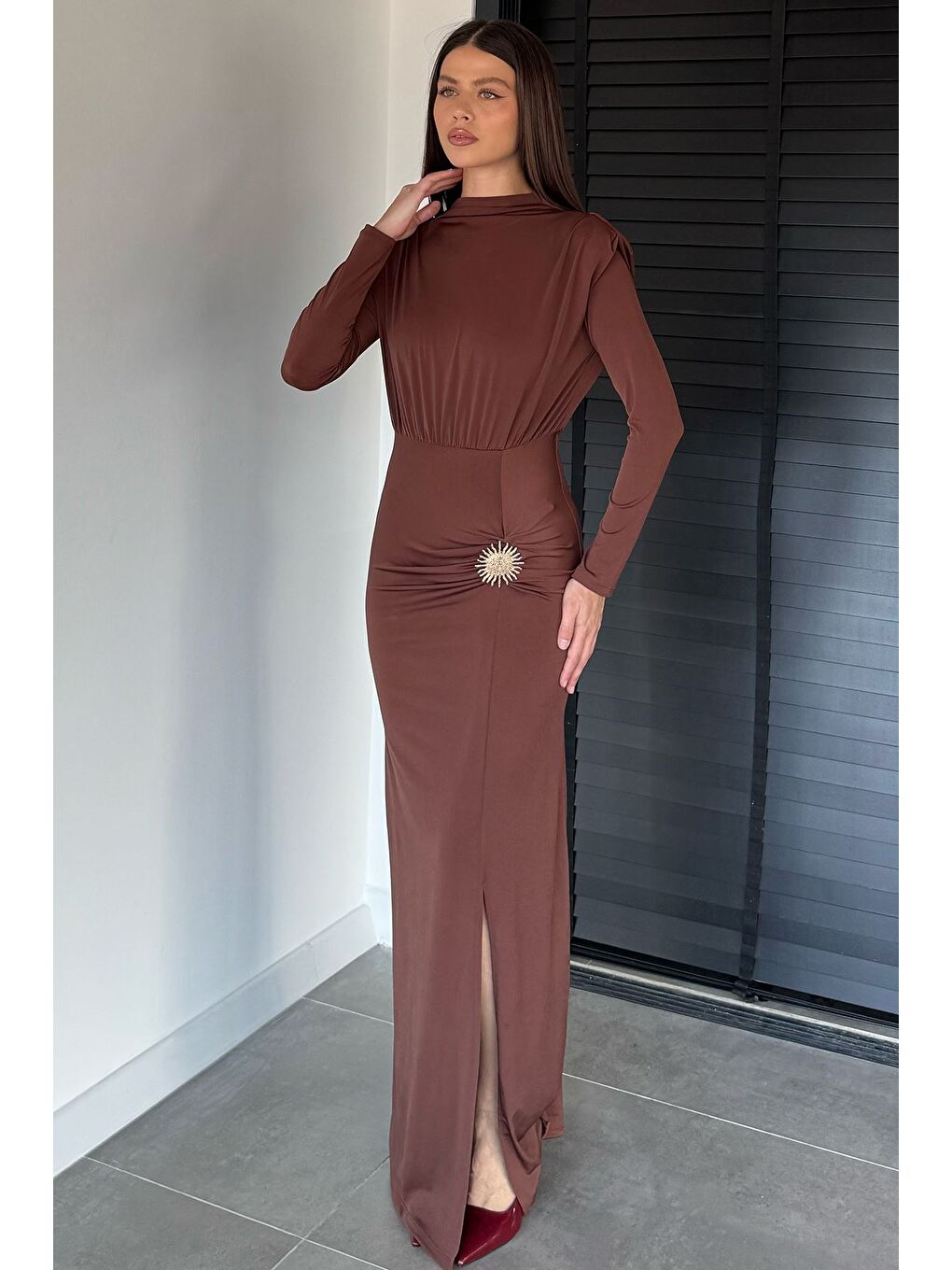 Kahverengi Kadın Omuz Vatkalı Büzgülü Aksesuarlı Elbise-1