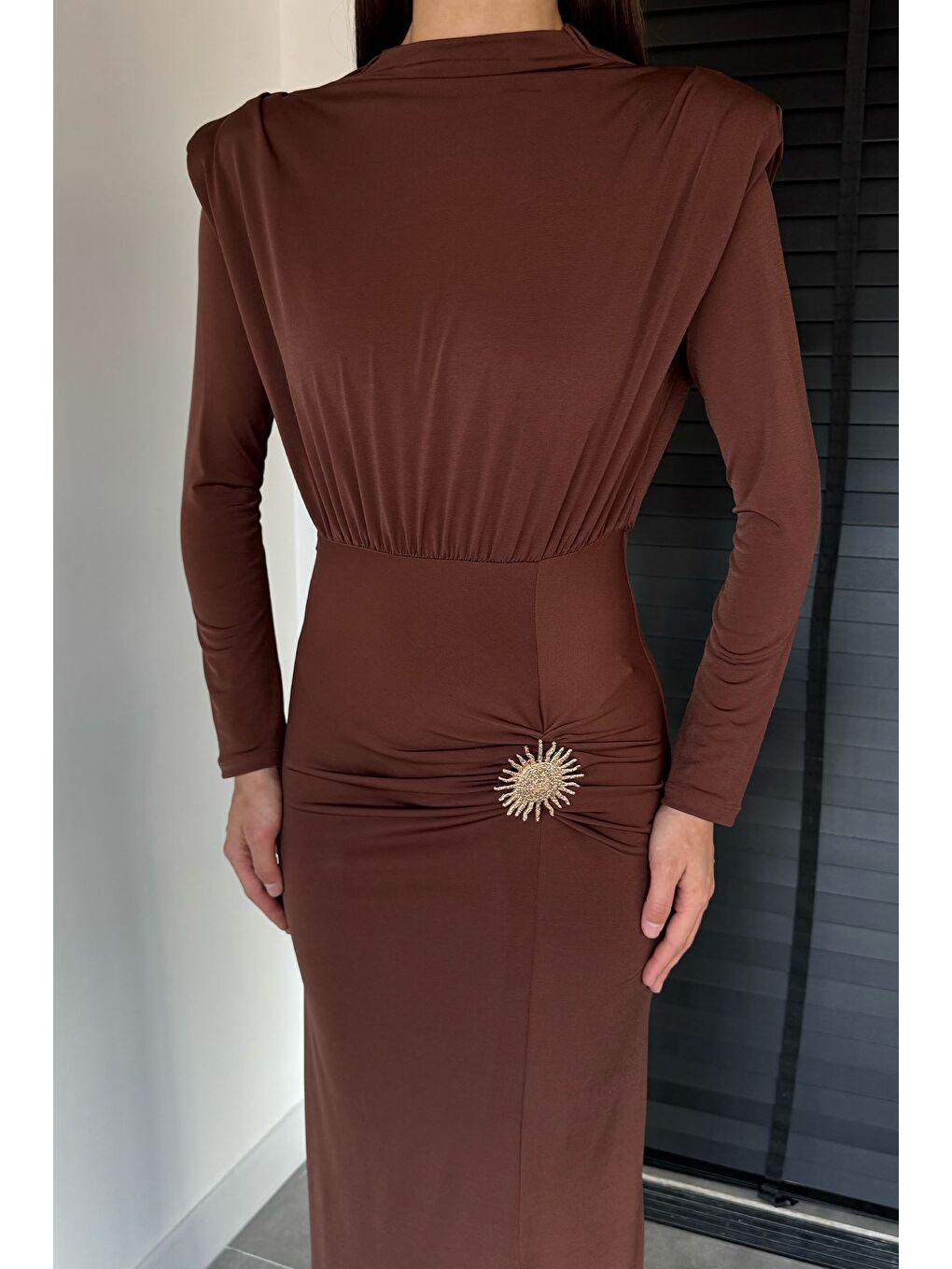 Kahverengi Kadın Omuz Vatkalı Büzgülü Aksesuarlı Elbise-2