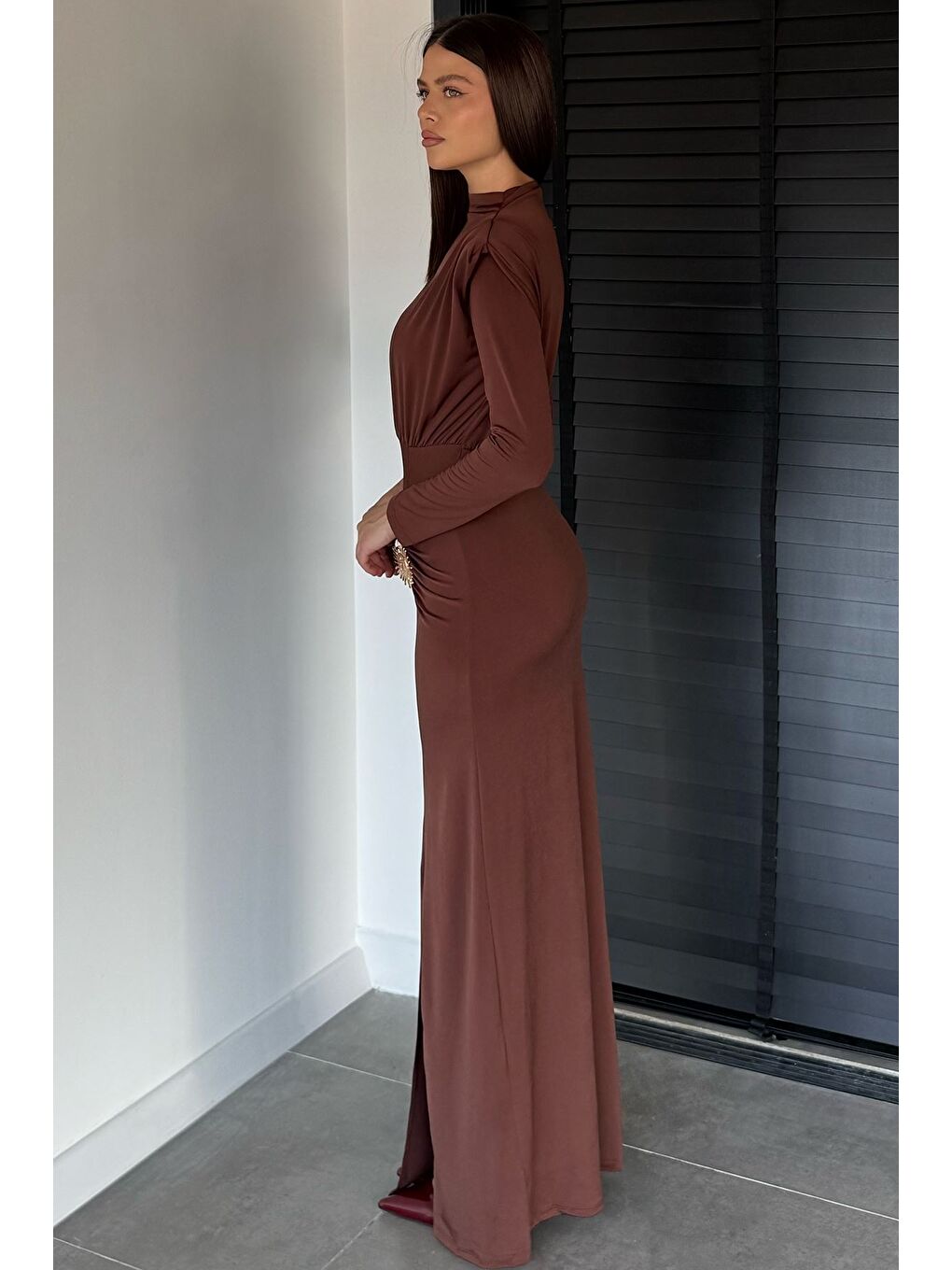 Kahverengi Kadın Omuz Vatkalı Büzgülü Aksesuarlı Elbise-3