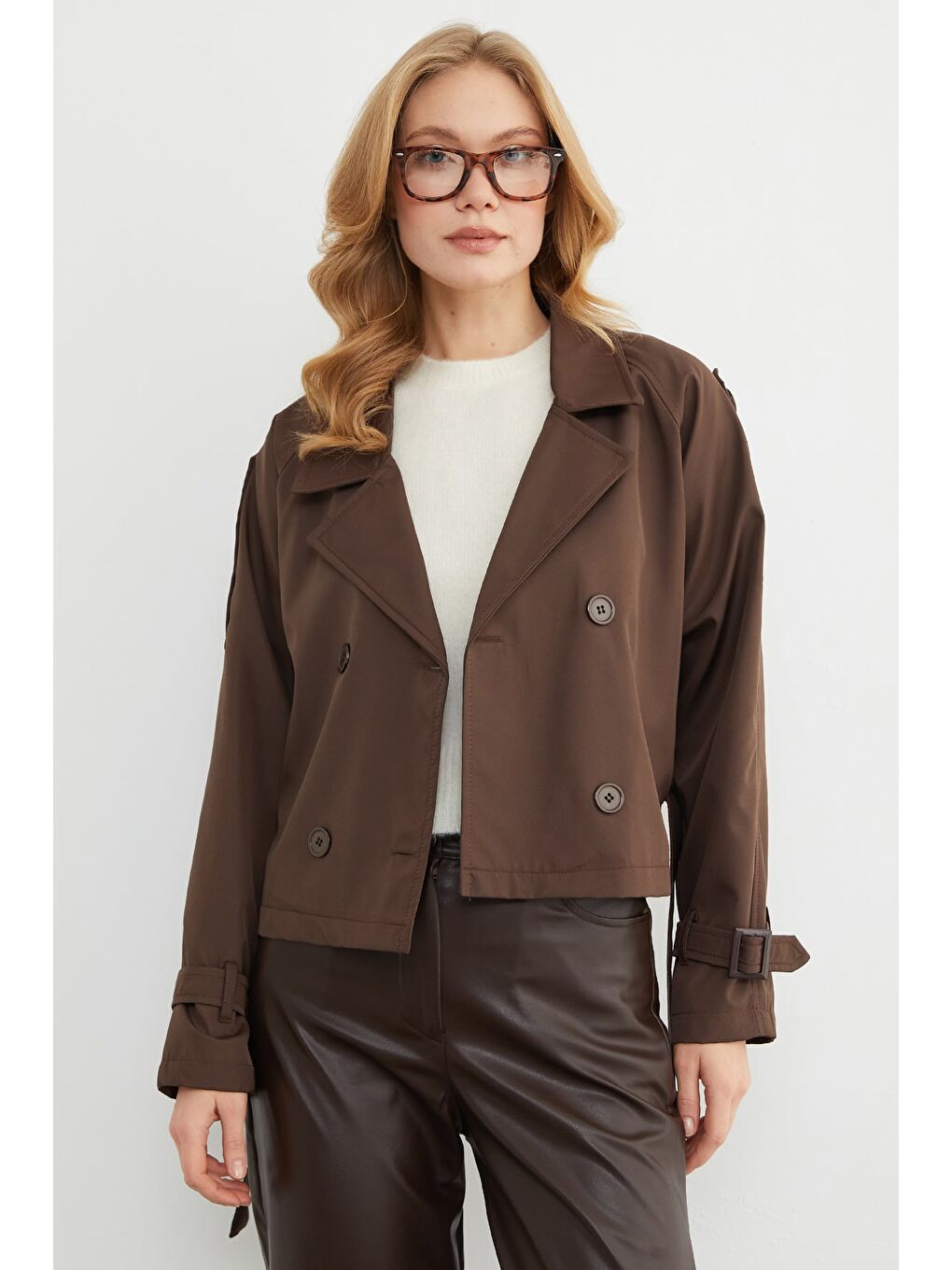 Kahverengi Omuz Detaylı Kuşaklı Kruvaze Yaka Trençkot