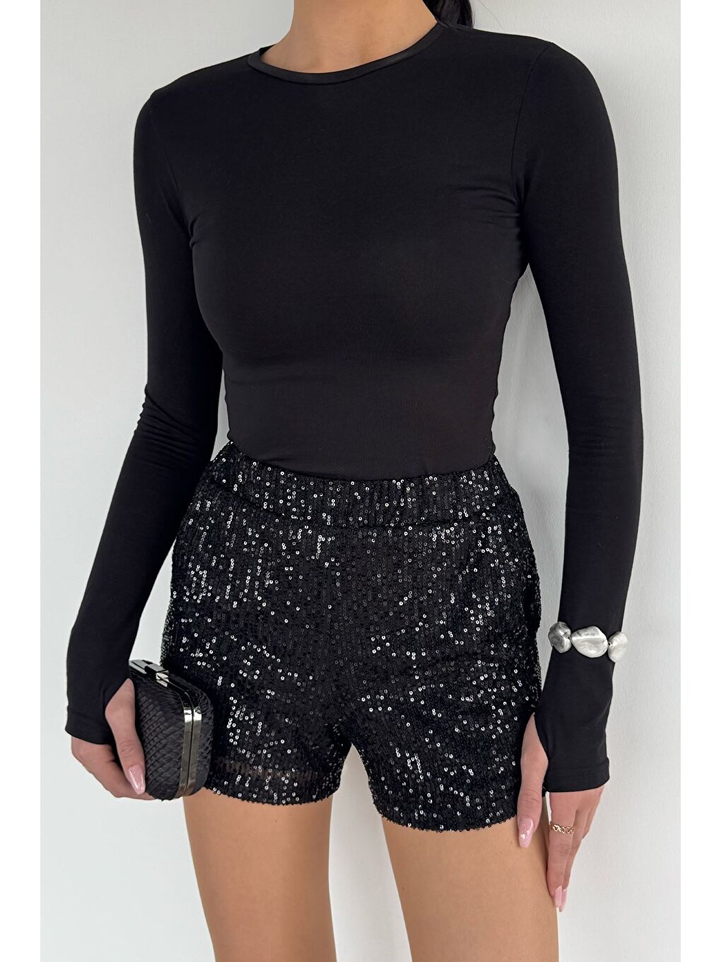 Siyah Kadın Bel Lastikli İç Astarlı Pul Payet Şort-1
