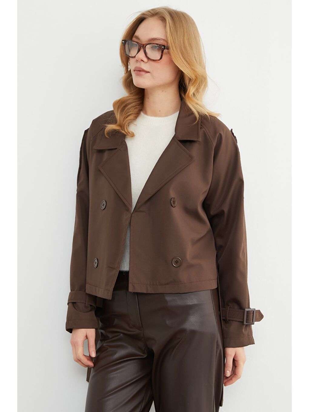 Kahverengi Omuz Detaylı Kuşaklı Kruvaze Yaka Trençkot-1