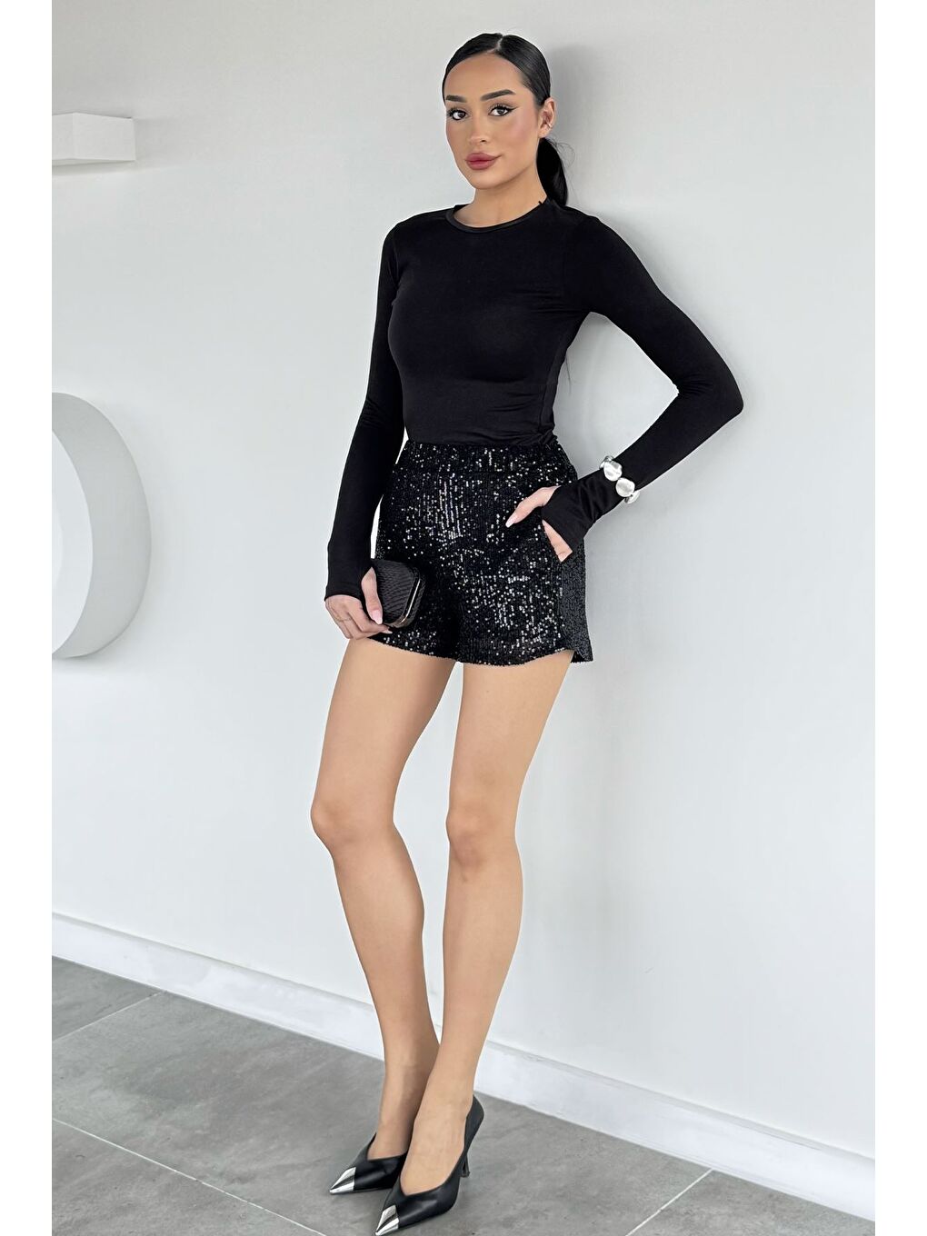 Siyah Kadın Bel Lastikli İç Astarlı Pul Payet Şort-2