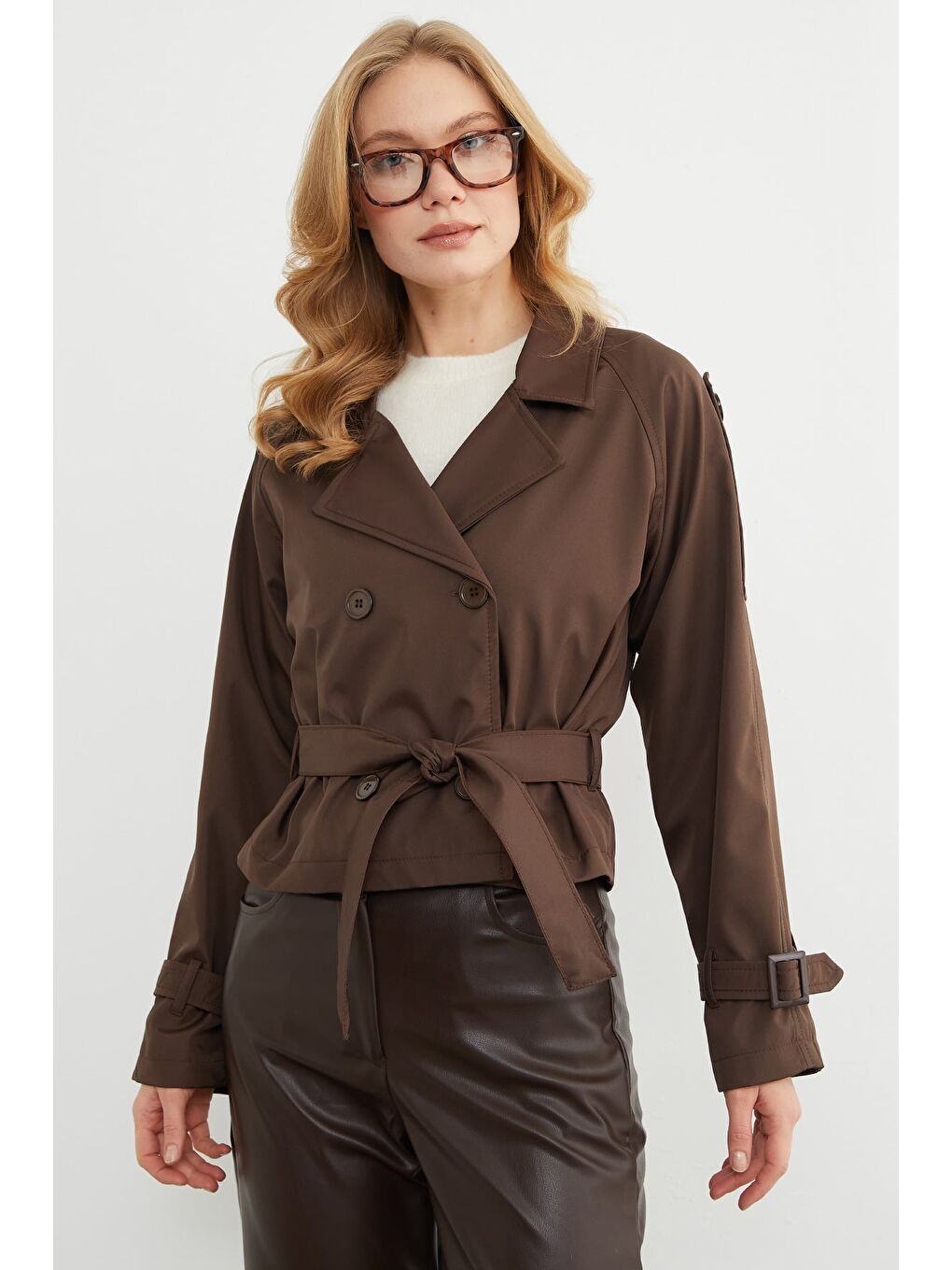 Kahverengi Omuz Detaylı Kuşaklı Kruvaze Yaka Trençkot-2