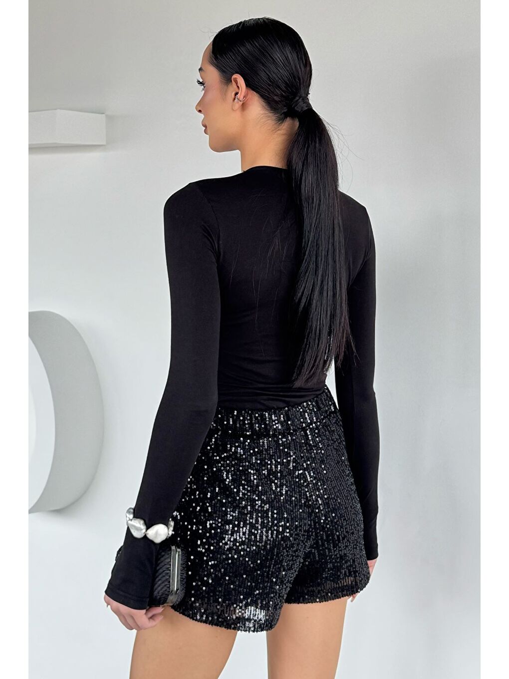 Siyah Kadın Bel Lastikli İç Astarlı Pul Payet Şort-3