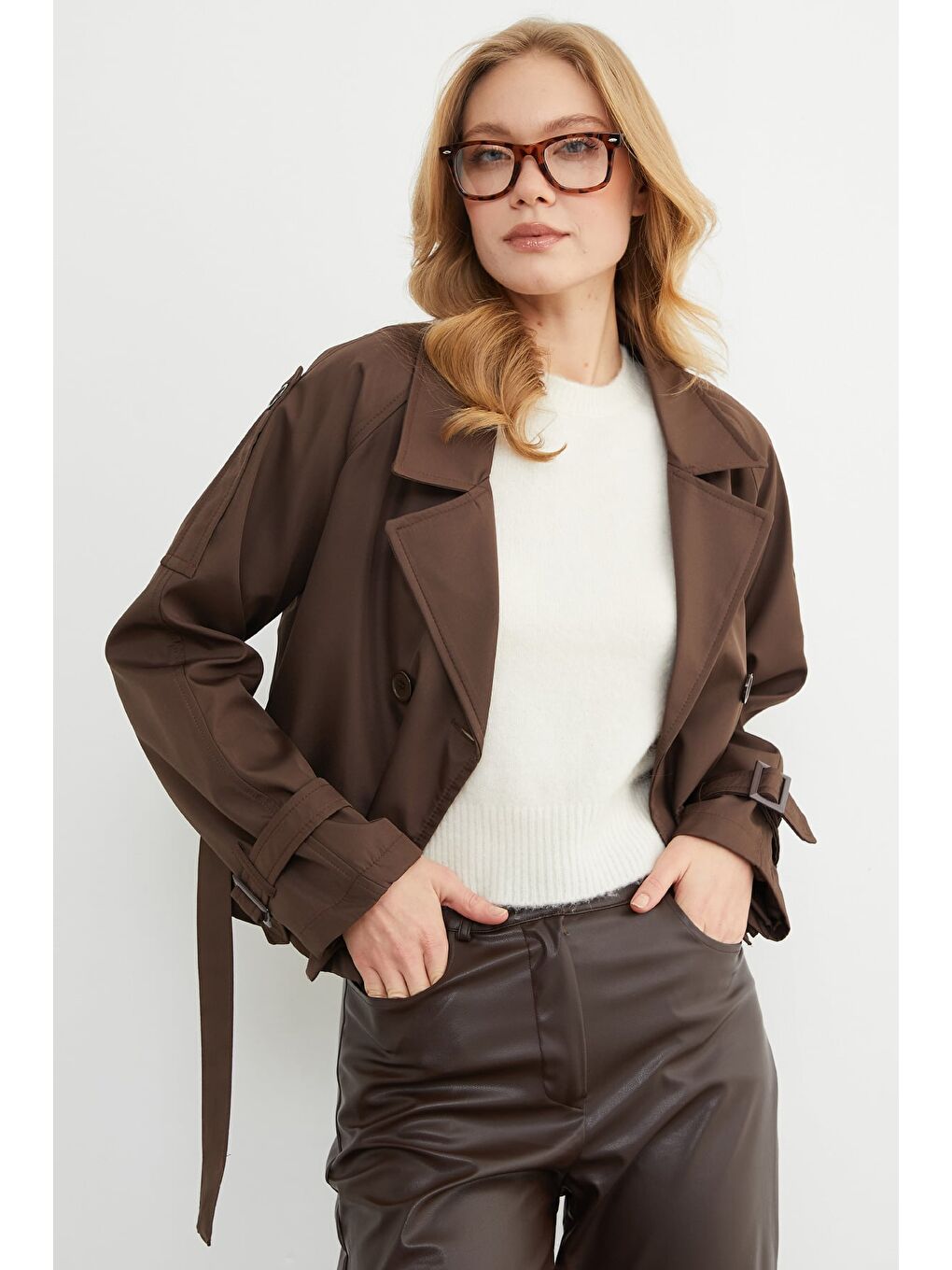 Kahverengi Omuz Detaylı Kuşaklı Kruvaze Yaka Trençkot-4