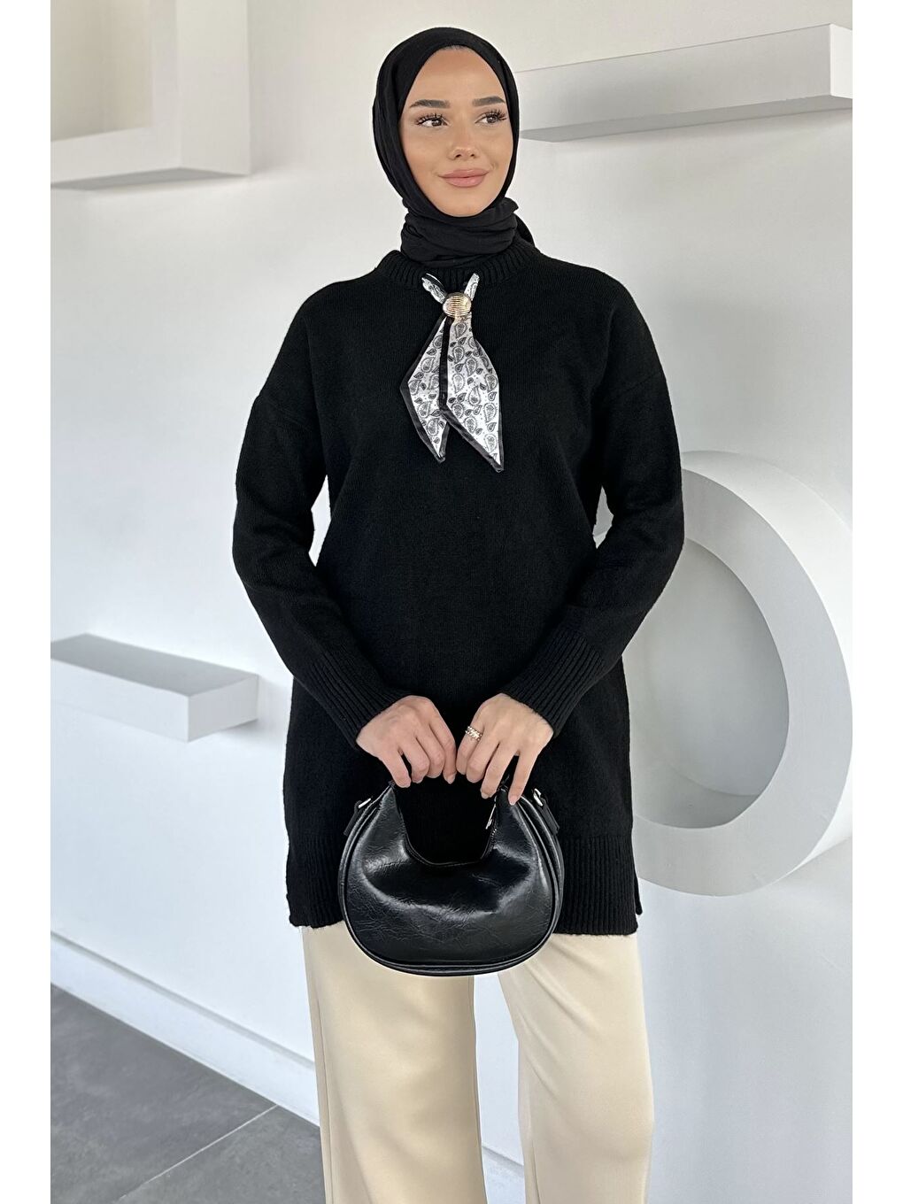 Siyah Bisiklet Yaka Fularlı Tesettür Triko Tunik