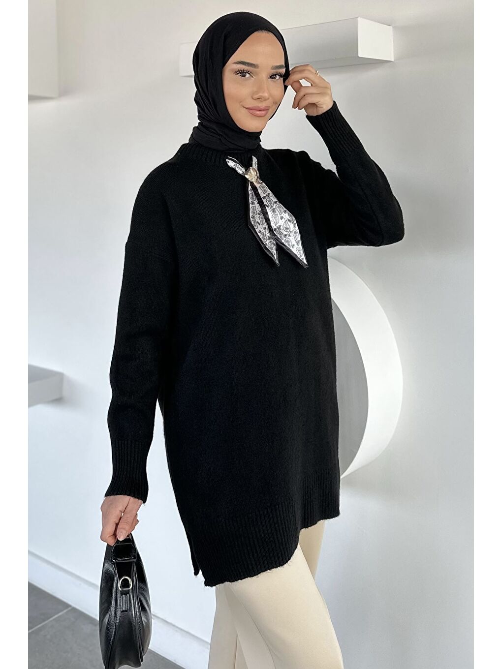 Siyah Bisiklet Yaka Fularlı Tesettür Triko Tunik-3