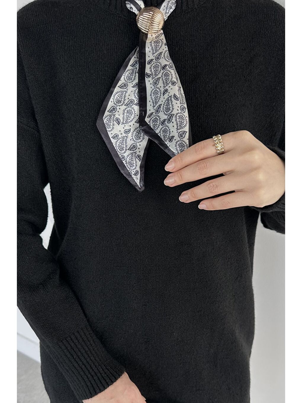 Siyah Bisiklet Yaka Fularlı Tesettür Triko Tunik-6