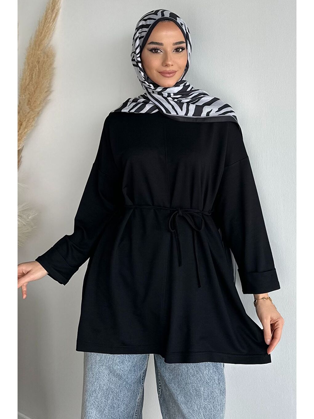 Siyah Bisiklet Yaka Yan Yırtmaç Detaylı Bel Bağlamalı Tesettür Tunik-2