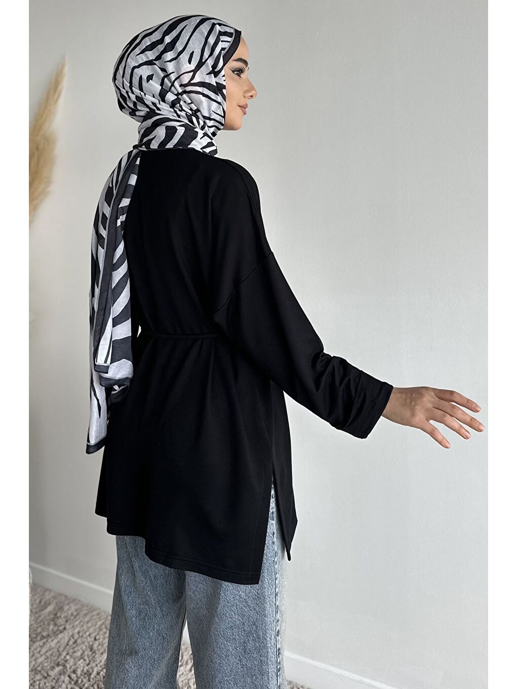 Siyah Bisiklet Yaka Yan Yırtmaç Detaylı Bel Bağlamalı Tesettür Tunik-4