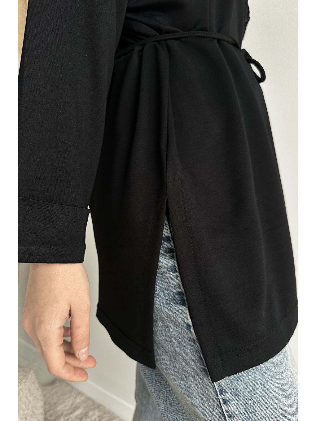 Siyah Bisiklet Yaka Yan Yırtmaç Detaylı Bel Bağlamalı Tesettür Tunik-6
