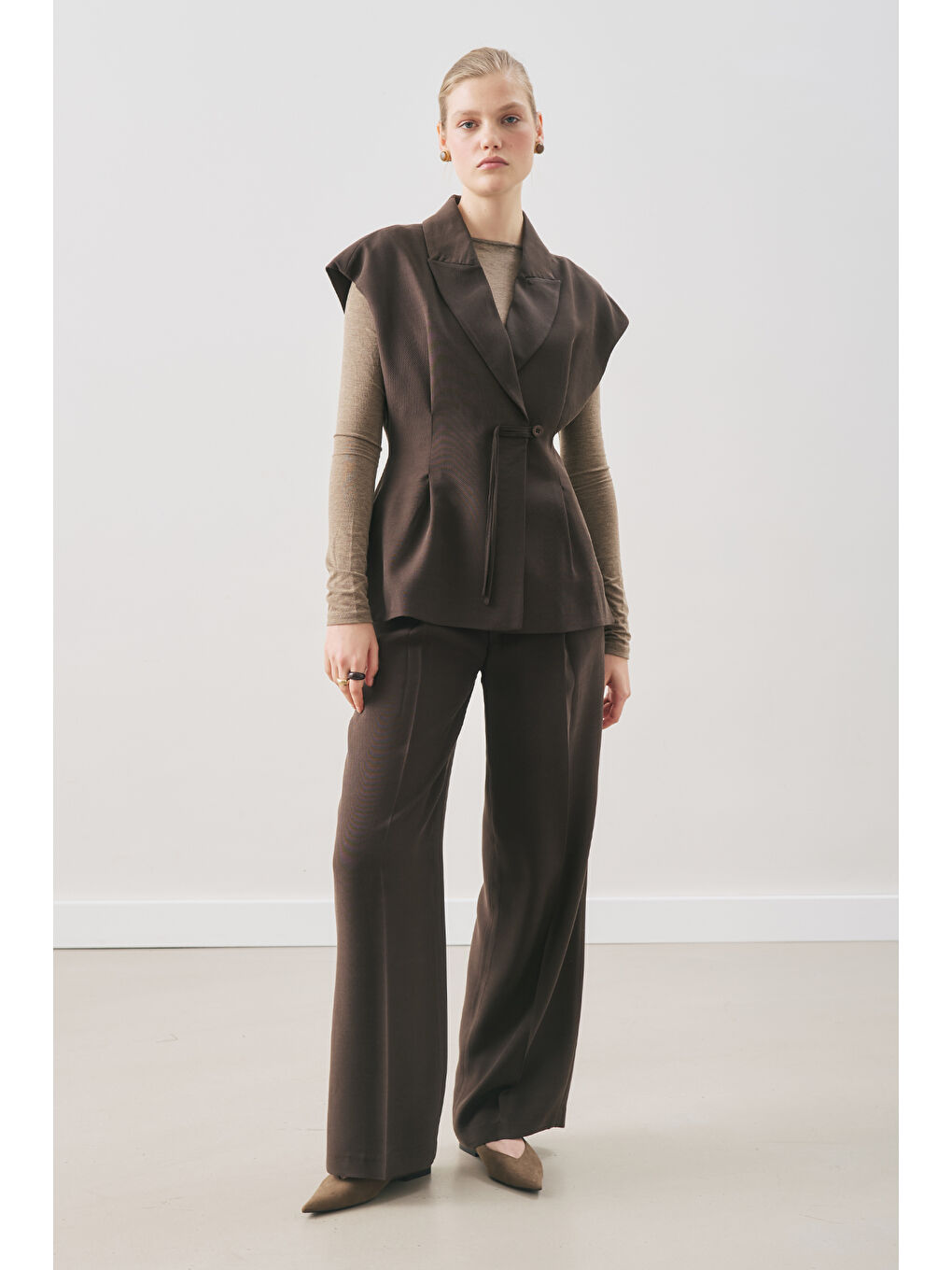 Kahverengi Dökümlü Lyocell Kemerli Yelek Acı Kahve-1