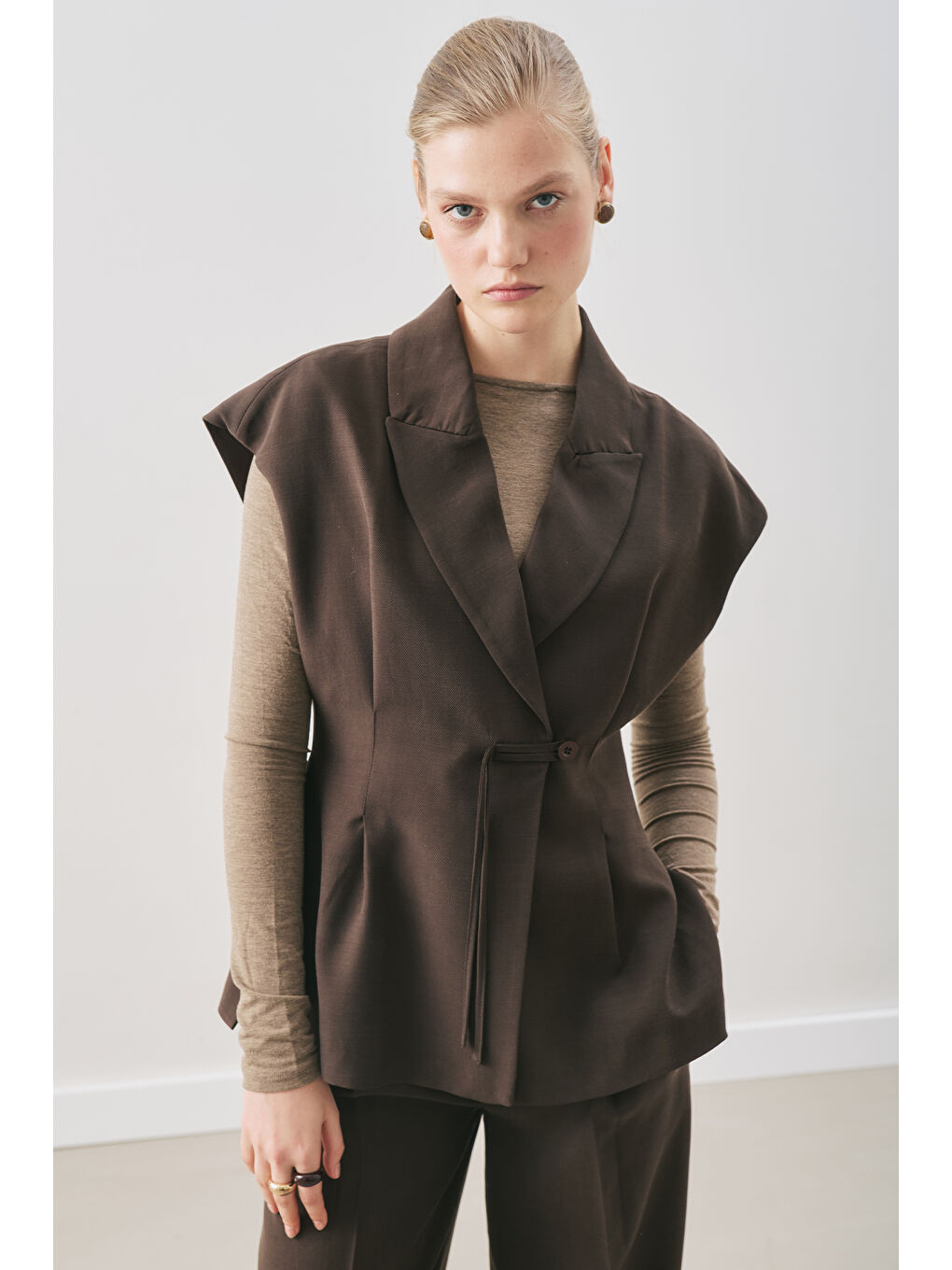 Kahverengi Dökümlü Lyocell Kemerli Yelek Acı Kahve-2