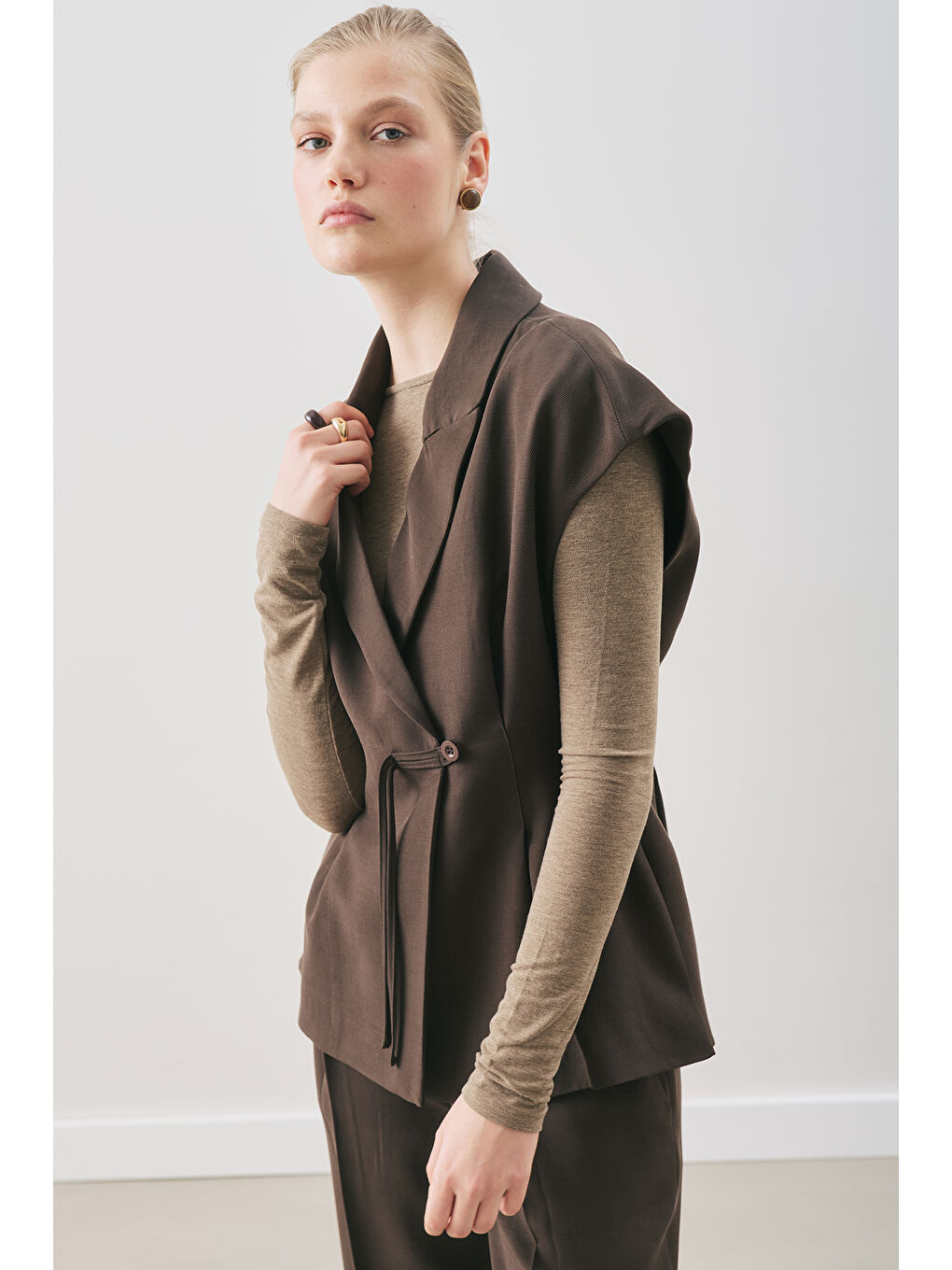 Kahverengi Dökümlü Lyocell Kemerli Yelek Acı Kahve-3