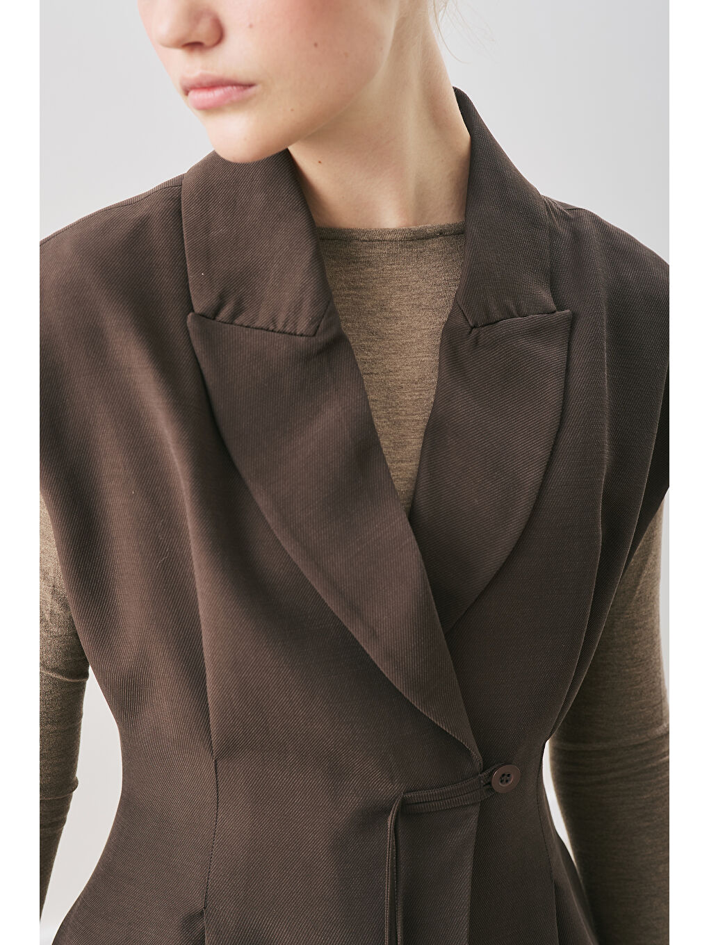 Kahverengi Dökümlü Lyocell Kemerli Yelek Acı Kahve-4