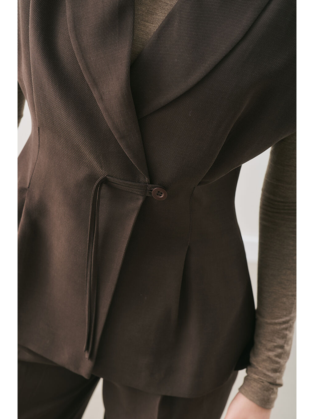Kahverengi Dökümlü Lyocell Kemerli Yelek Acı Kahve-5