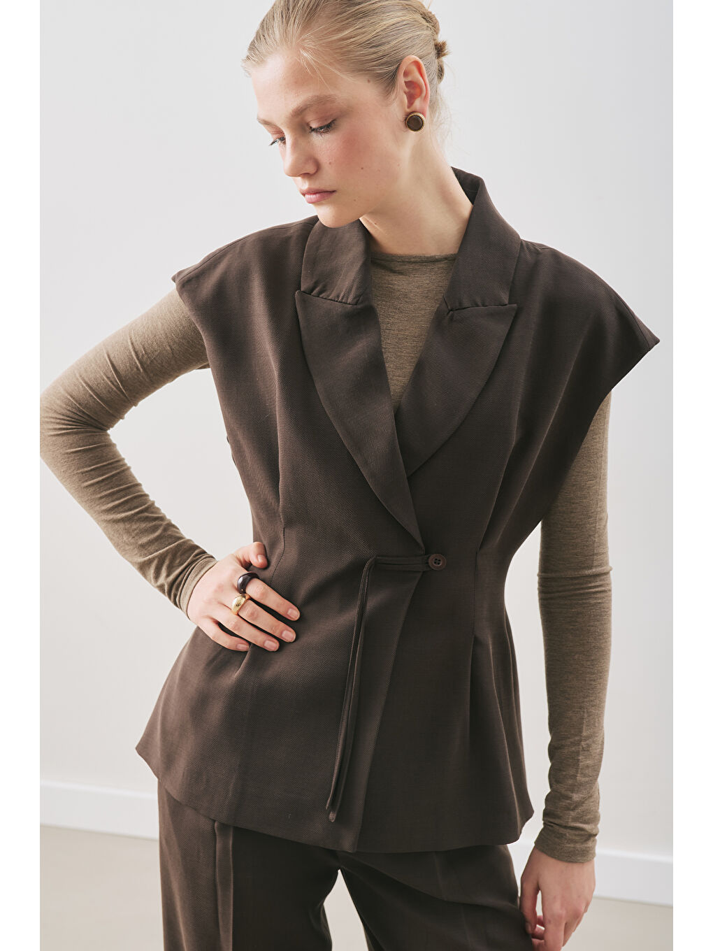 Kahverengi Dökümlü Lyocell Kemerli Yelek Acı Kahve-6