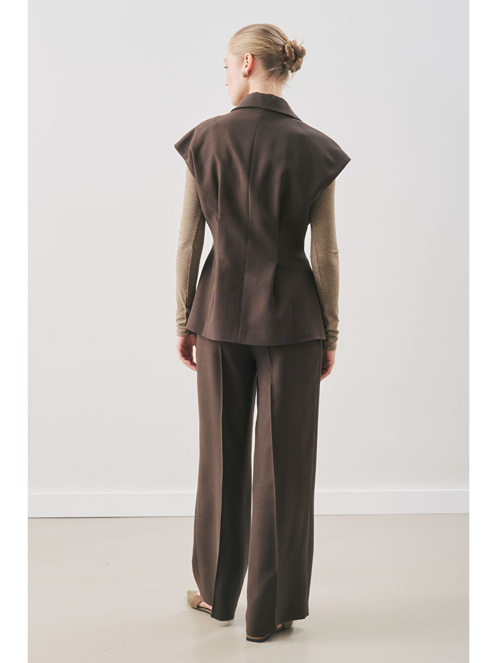 Kahverengi Dökümlü Lyocell Kemerli Yelek Acı Kahve-7