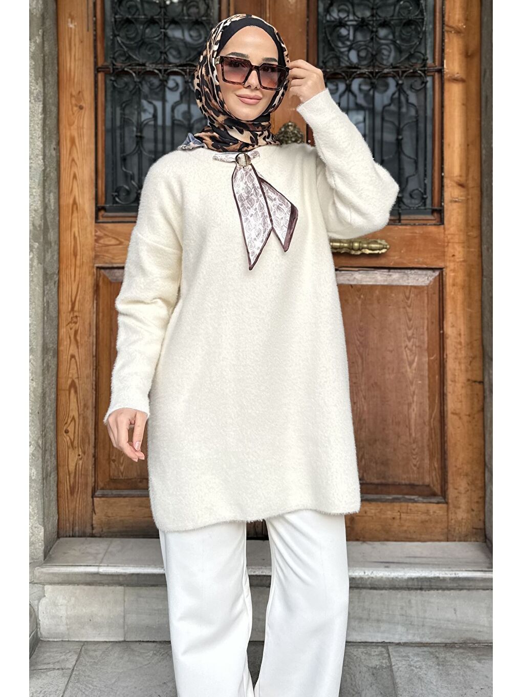 Ekru Gülseli Bisiklet Yaka Fular Ve Broş Detaylı Tesettür Triko Tunik-1