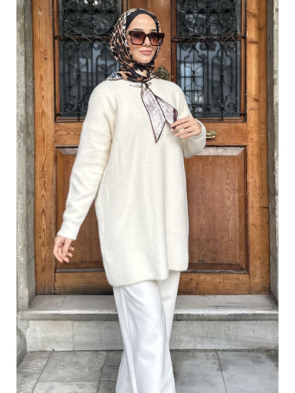 Ekru Gülseli Bisiklet Yaka Fular Ve Broş Detaylı Tesettür Triko Tunik-3