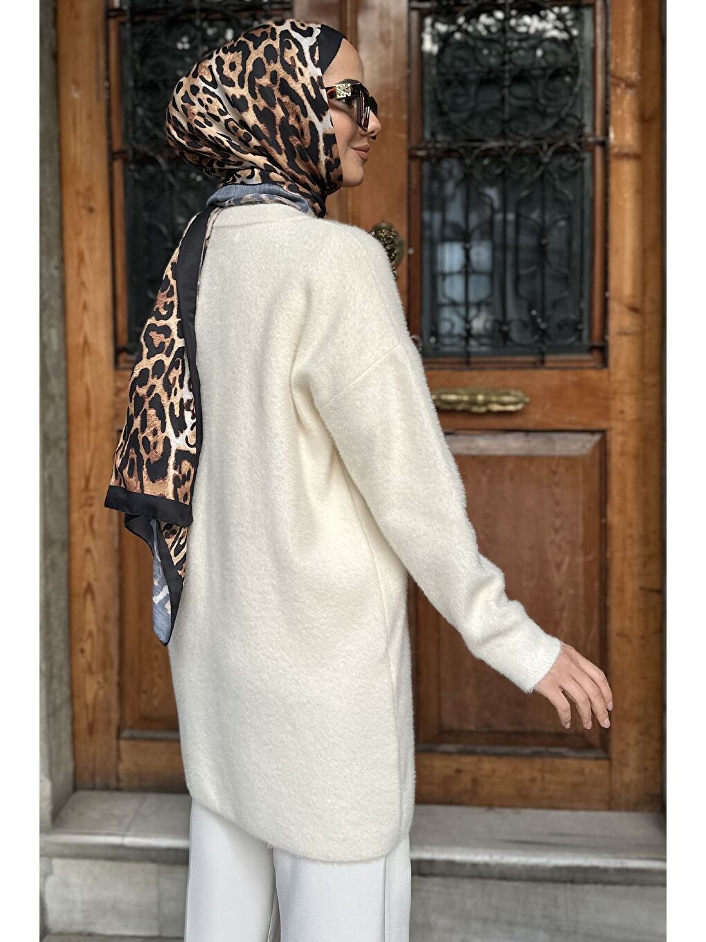 Ekru Gülseli Bisiklet Yaka Fular Ve Broş Detaylı Tesettür Triko Tunik-4