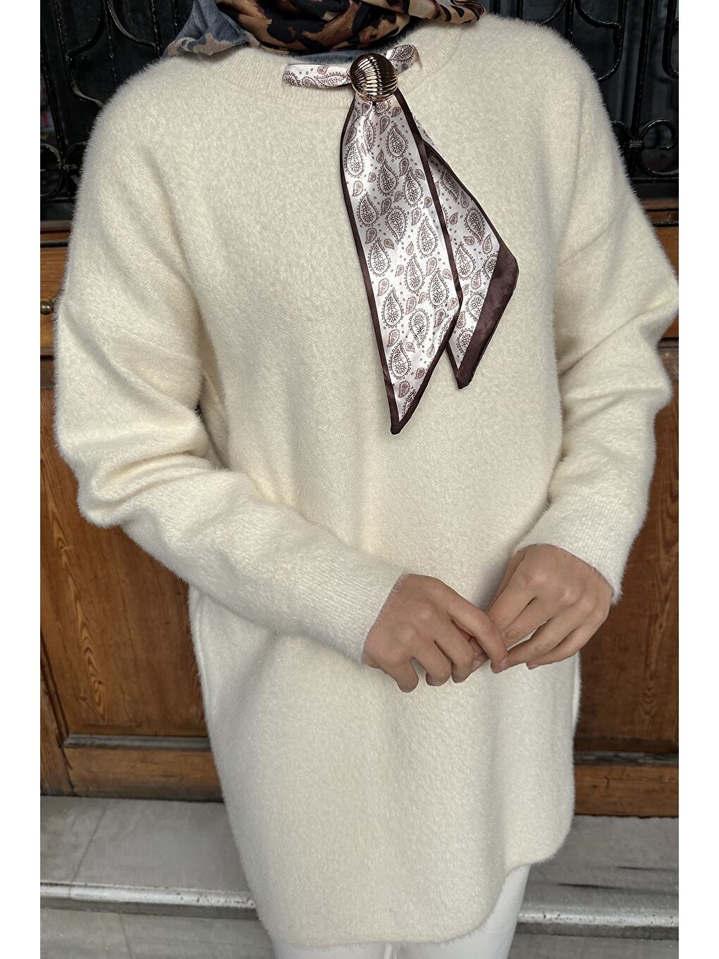 Ekru Gülseli Bisiklet Yaka Fular Ve Broş Detaylı Tesettür Triko Tunik-6