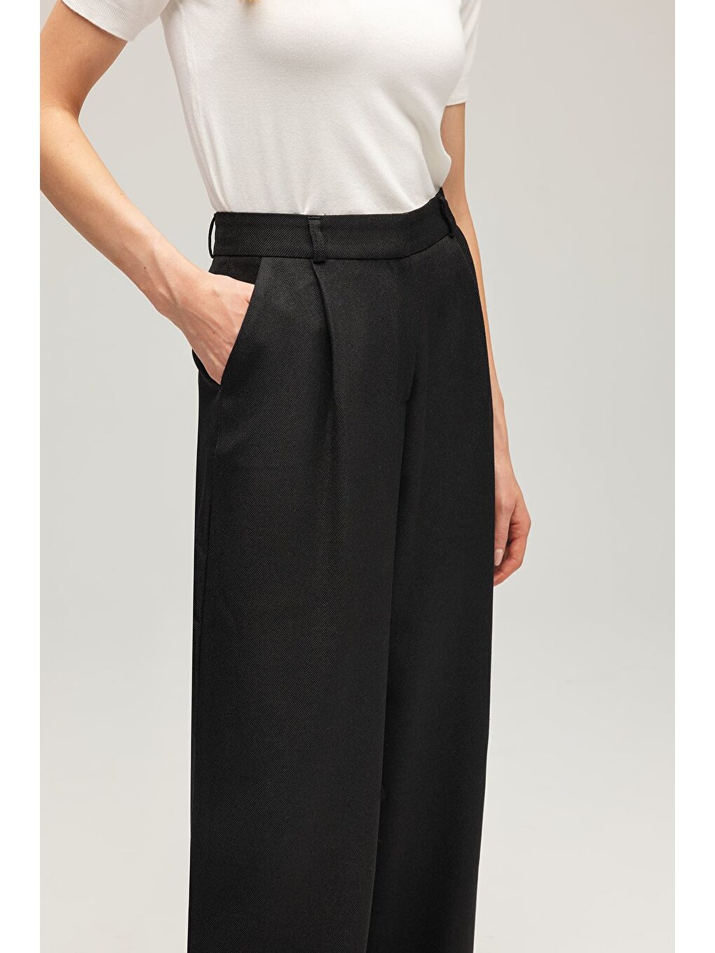 Siyah Kadın Yün Görünümlü Yüksek Bel Geniş Paça Dokuma Pantolon-1