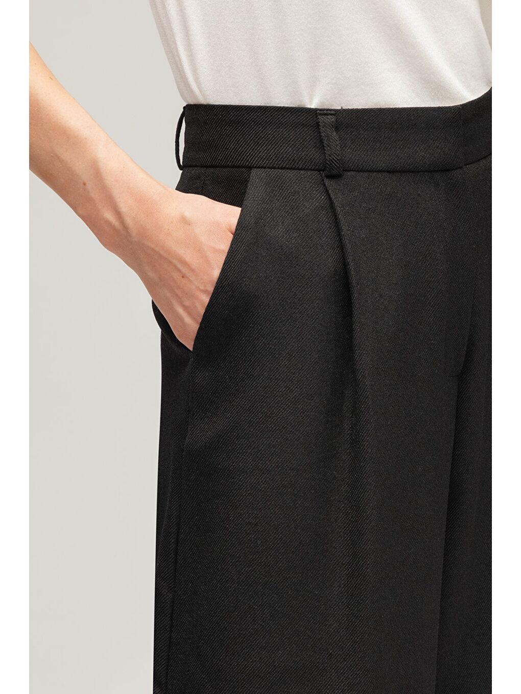 Siyah Kadın Yün Görünümlü Yüksek Bel Geniş Paça Dokuma Pantolon-3