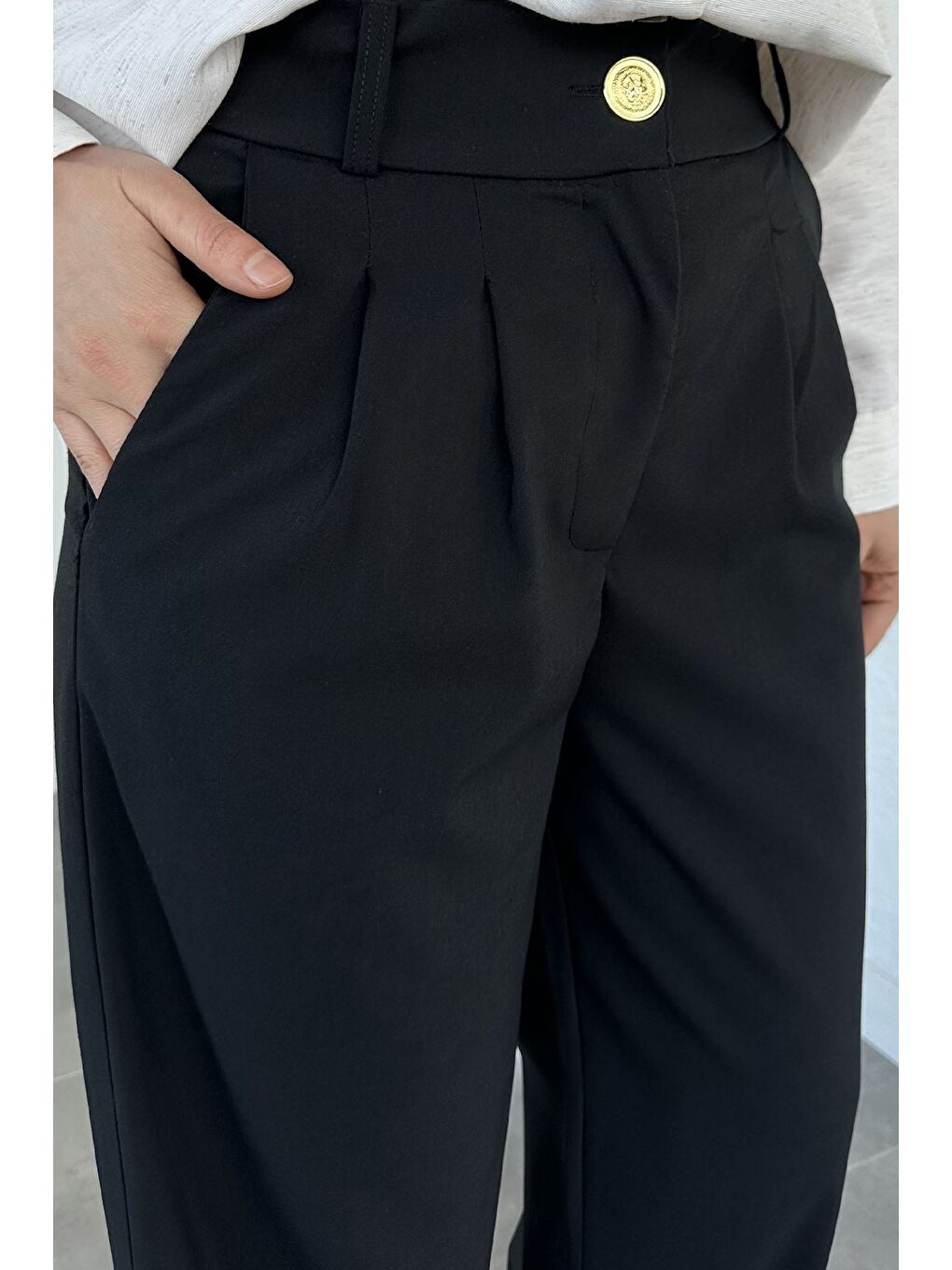 Siyah Pileli Kemer Aksesuarlı Tesettür Kumaş Pantolon-2