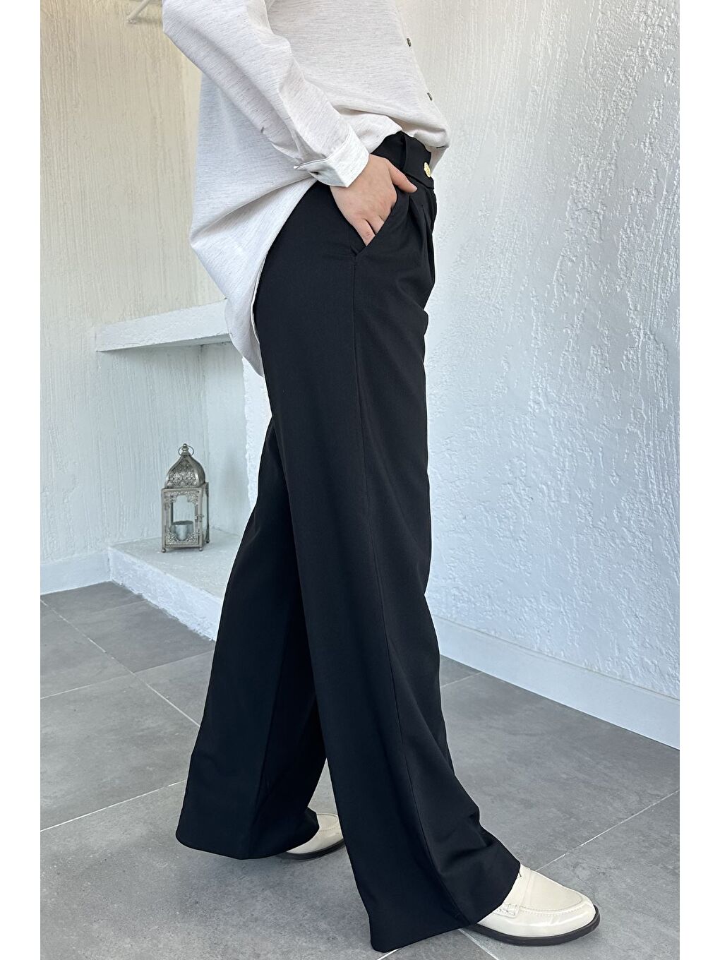 Siyah Pileli Kemer Aksesuarlı Tesettür Kumaş Pantolon-4