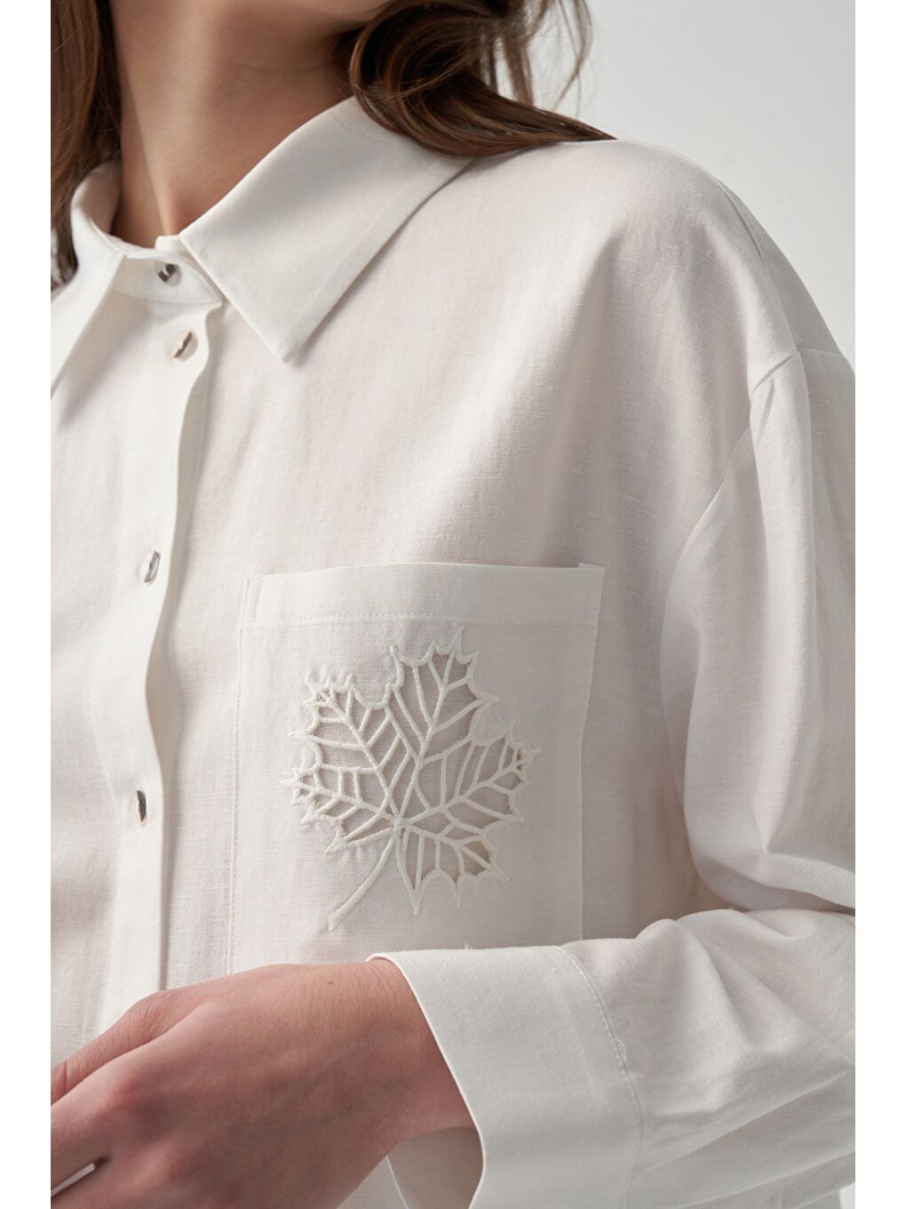 Beyaz-Lazer Kesim Detaylı Keten Gömlek-4
