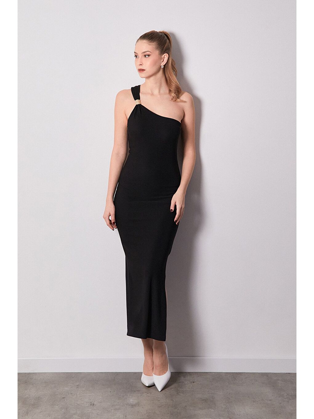 Siyah Fitilli Tek Omuz Toka Detaylı Yırtmaçlı Elbise-1