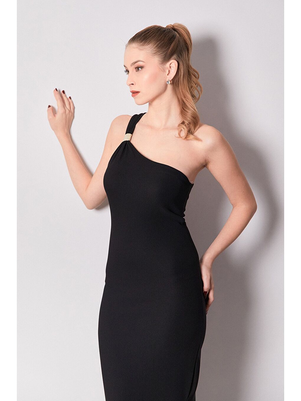 Siyah Fitilli Tek Omuz Toka Detaylı Yırtmaçlı Elbise-2